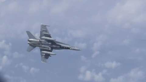 Истребители F-18 увязались за российскими самолетами