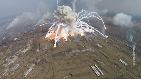 Остатки боеприпасов в Балаклее тушат с вертолета