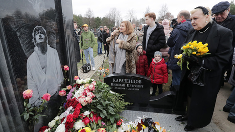 На Троекуровском кладбище открыли памятник Николаю Караченцову