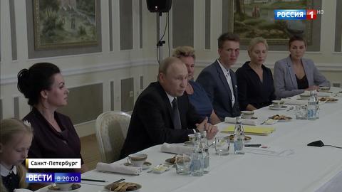 Детям погибших подводников предложили подумать о военной карьере