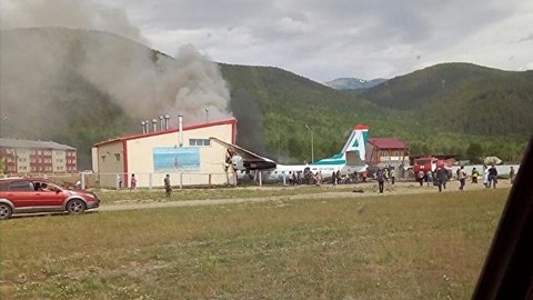 "Держитесь!": пассажир снял на видео аварийную посадку Ан-24 в Бурятии