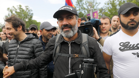 Пашинян поздравил Путина и Медведева с Днем России