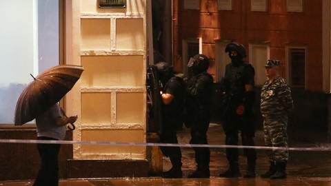 К захваченному банку в Москве прибыл спецназ