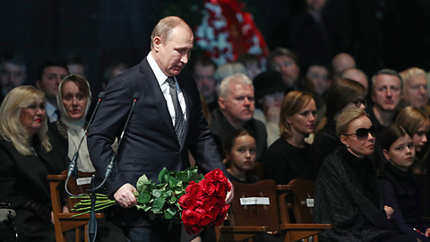 Путин положил к гробу Табакова бордовые розы