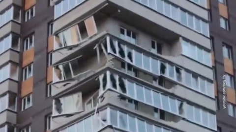 Сносит крыши и разбивает кирпичи: стихия потрепала центр России