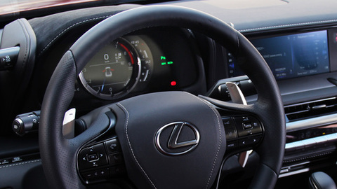Выставленный на аукцион Lexus Хорошавина подешевел