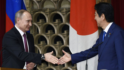 Путин и Абэ переговорили на соревнованиях по дзюдо
