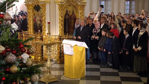 Песков рассказал о крещении родителей Путина