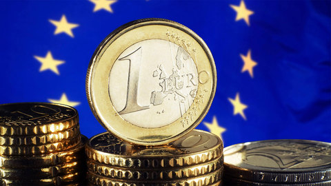 Курс евро поднялся выше 63 рублей впервые с 8 июля