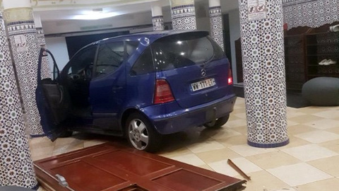 Водитель въехал во французскую мечеть на машине и сбежал