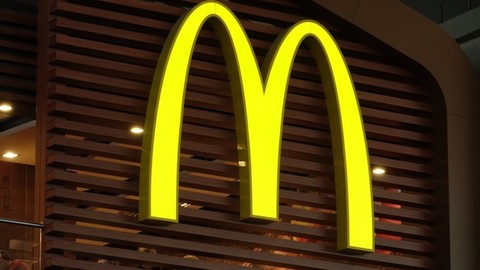 Самый северный в мире McDonald's в центре Мурманска продолжил работу
