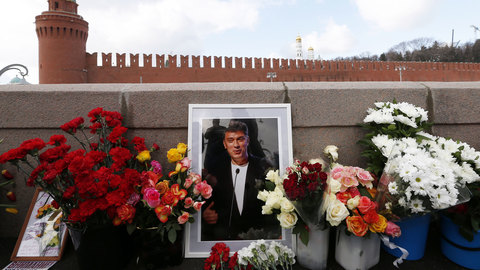 На доме Немцова открыли мемориальную доску