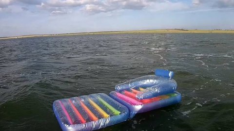 Унесло ветром на матрасе: в Крыму два ребенка оказались в морском плену