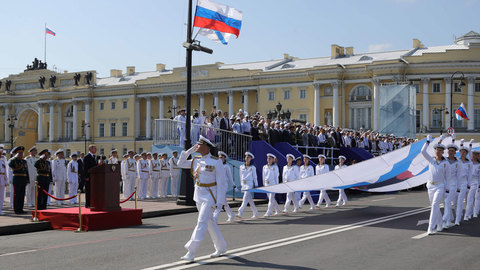 В Петербурге президент осмотрел новый корпус Нахимовского училища