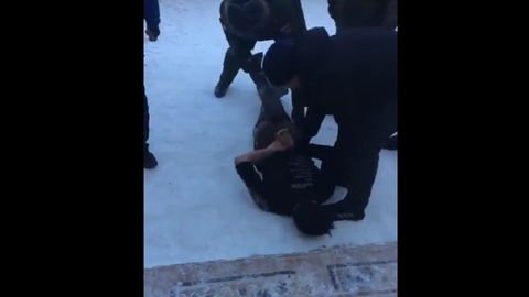 Появилось видео задержания одного из нападавших на школу в Улан-Удэ