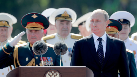 Путин поблагодарил за службу моряков несокрушимого российского флота