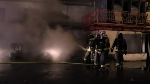 На сгоревшем московском складе обнаружены тела восьми пожарных