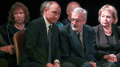 Путин положил к гробу Алексеевой букет красных роз
