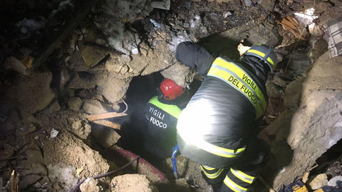 Число погибших в засыпанном лавиной отеле возросло до 21 человека