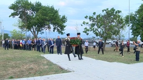 Сотни свечей: в Цхинвале вспоминают события 10-летней давности