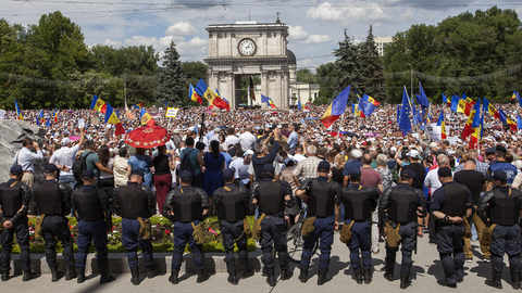 Воскресный Кишинев: гей-парад, митинг оппозиции и концерт российских звезд