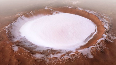 Вода на Красной планете: Mars Express передал снимки заполненного льдом кратера