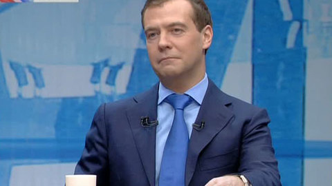 Медведев пересмотрит вопрос о выплате пособий по беременности