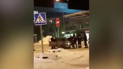Легковой автомобиль протаранил зал ожидания аэропорта в Казани