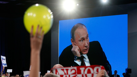 "Они правду сказали": Путин вступился за хакеров