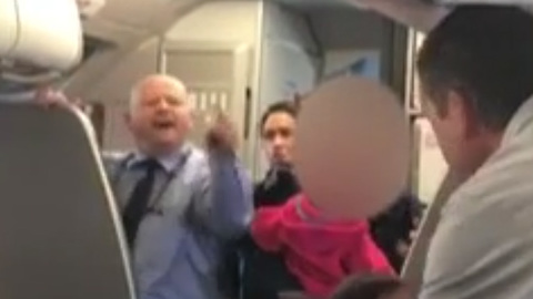 Стюард American Airlines ударил коляской женщину с ребенком на руках