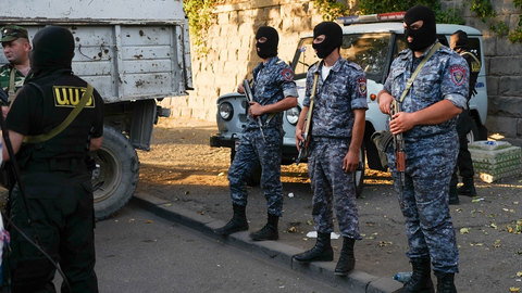 Взрывы и стрельба в Ереване: сдались двое боевиков