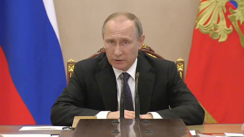 Путин запретил коллекторам выбивать из должников деньги