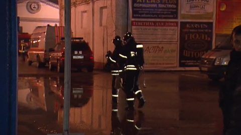 На горящем складе в Москве пожарные предотвратили взрыв 30 газовых баллонов