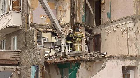 Взрыв дома в Ижевске: спасатели помогают жильцам забрать свои вещи
