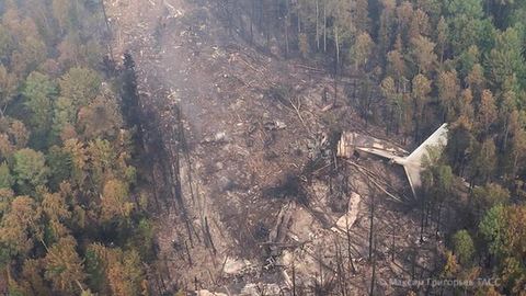 Ил-76 упал после того, как задел деревья на вершине сопки