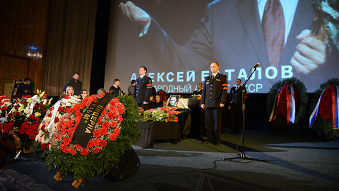 Прощаясь с Алексеем Баталовым, Москва поверила слезам