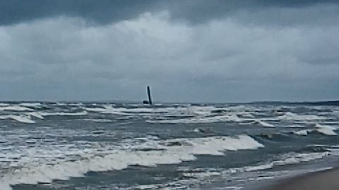 Две баржи сели на мель в Баренцевом море