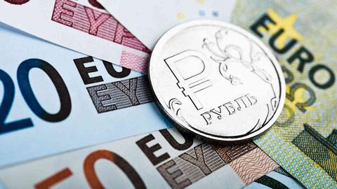 Нефть и Белоруссия уронили российский рубль до кризисных уровней