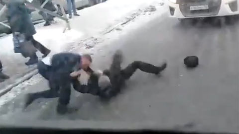 Драка водителя томской маршрутки и опоздавшего пассажира попала на видео