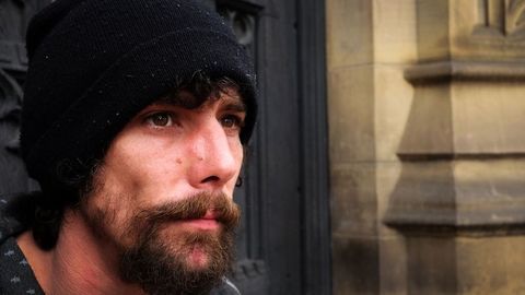 Бомжа, ставшего героем "Манчестер Арены", обвинили в краже кредитки у жертвы взрыва