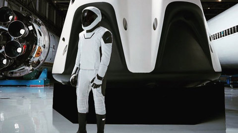 Маск показал первую версию скафандра SpaceX