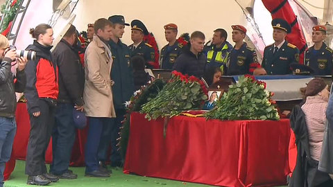 Погибли героями: Москва простились с пожарными под вой сирен