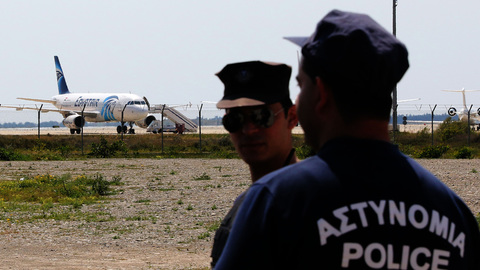 Заложники самолета Egypt Air опубликовали селфи с борта