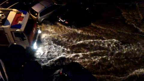 Автомобили и здания в воде: в Ростове введен режим ЧС из-за проливного дождя