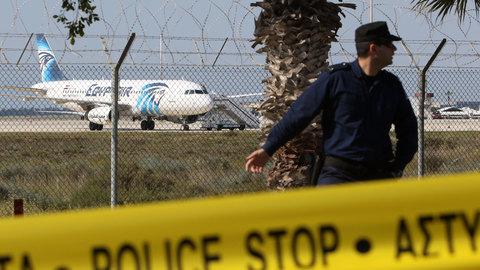 Захват A320: "влюбленный идиот" грозил экипажу поясом смертника