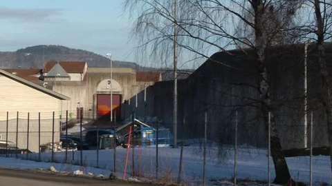 Террорист Брейвик требует от властей уважать его право на частную жизнь
