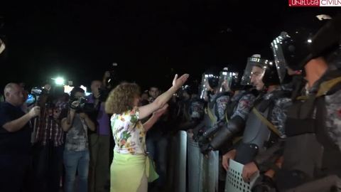 Самосожжение в Ереване: митингующий отделался ожогами
