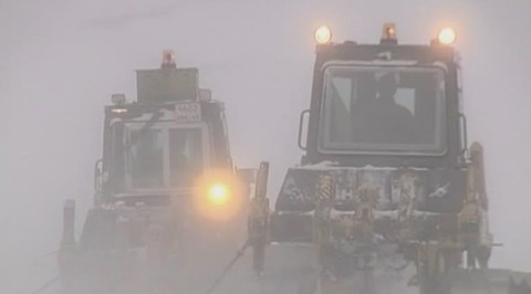 Сотни автомобилей стоят в пробке на трассе М53 из-за метели