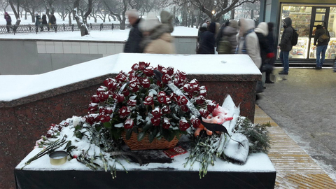 Москвичи несут цветы к месту аварии. Видео очевидцев
