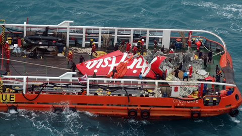 Поднять самолет AirAsia со дна океана не удалось. Операция завершена